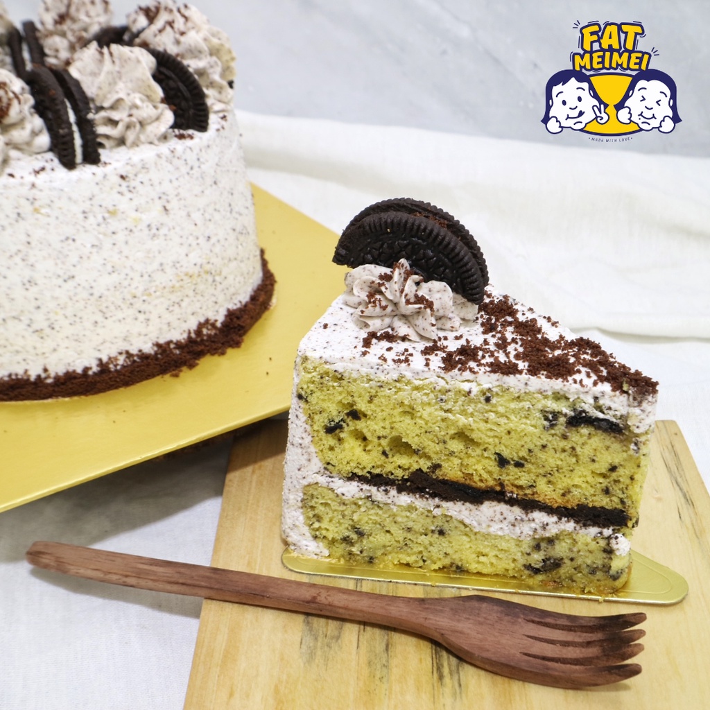 

Sliced Cookies & Cream Cake / Cookies and Cream Slice Cake