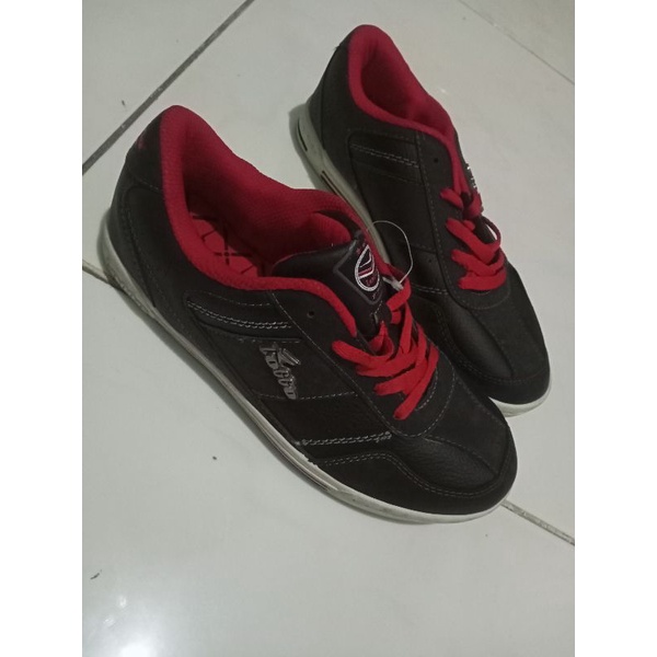 sepatu loggo hitam putih merah size 37 insole 24,3 cm