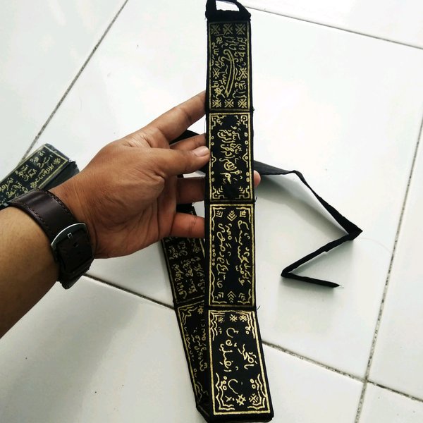 sabuk rajahan hitam tinta emas