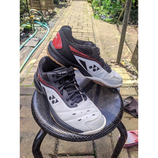 Sepatu badminton Yonex shb 65 R2 original second