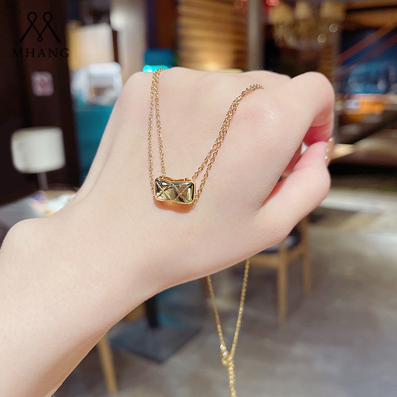 Kalung Rantai Multilayer Bahan Titanium Steel Bentuk Persegi Panjang Warna Emas Gaya Vintage Untuk Wanita