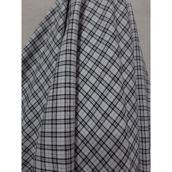Kain Kotak Semi Wool ( warna dasar putih gading garis hitam coklat ) per 25 cm = 11.000 , lebar kain