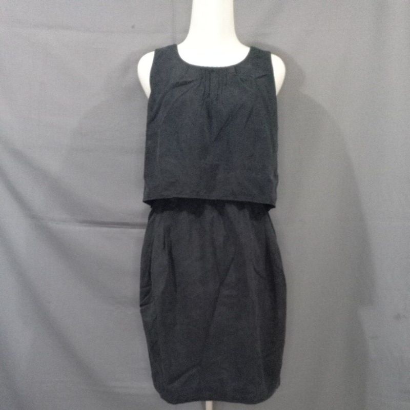 DH04 dress hitam tanpa lengan polos tingkat