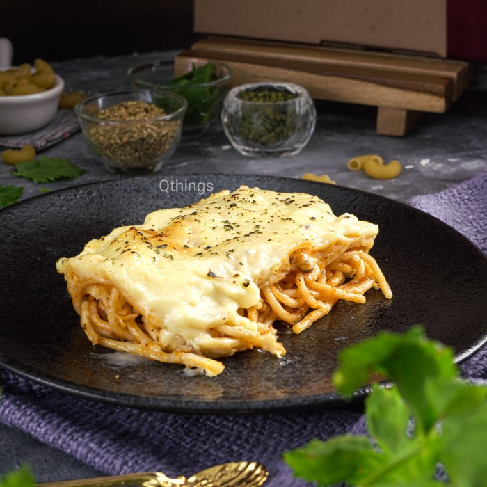 

baked spaghetty brulee large with melted cheese