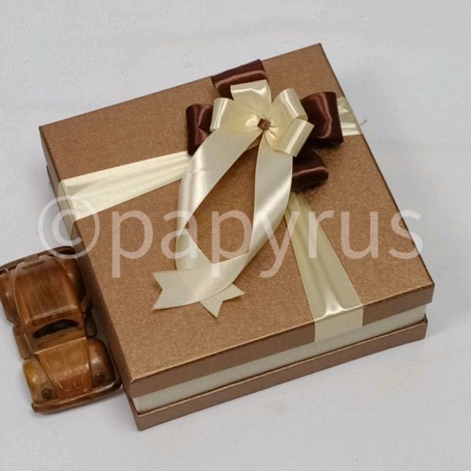 

PAPYRUS Sandwich 22,5x22,5 Tinggi 8cm Kotak Kado Gift Box V1