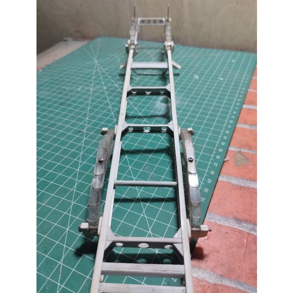 sasis miniatur truk cnater skala1/14