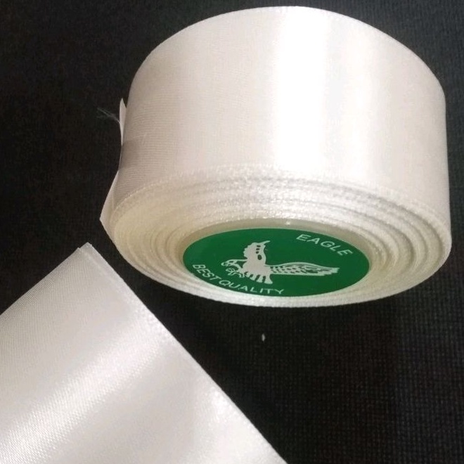 

Pita Satin Putih Ukuran 1,5 inch / 4 cm per roll