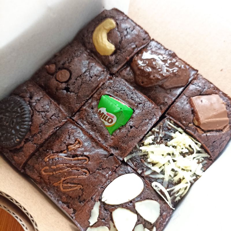 Brownies Fudgy Skat Shiny Crust isi 9 potong coklat mewah