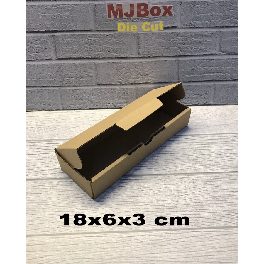 

Kardus/Karton/Box Uk. 18x6x3 cm....Model kardus Pizza