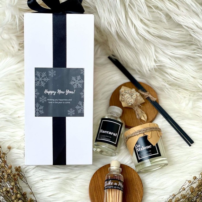 

(COD) Hampers Natal Tahun Baru Gift Box Scented Candle Reed Diffuser Kado - Mix Premium, Happy New Year