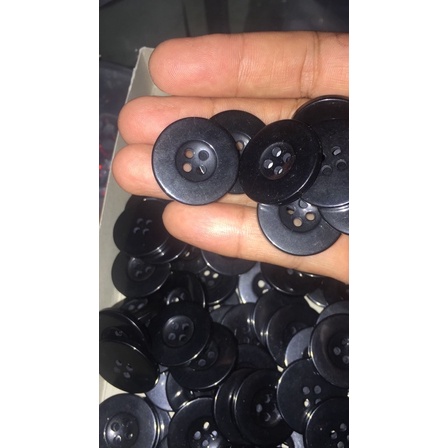 1 BUAH KANCING HITAM BESAR 2,5cm