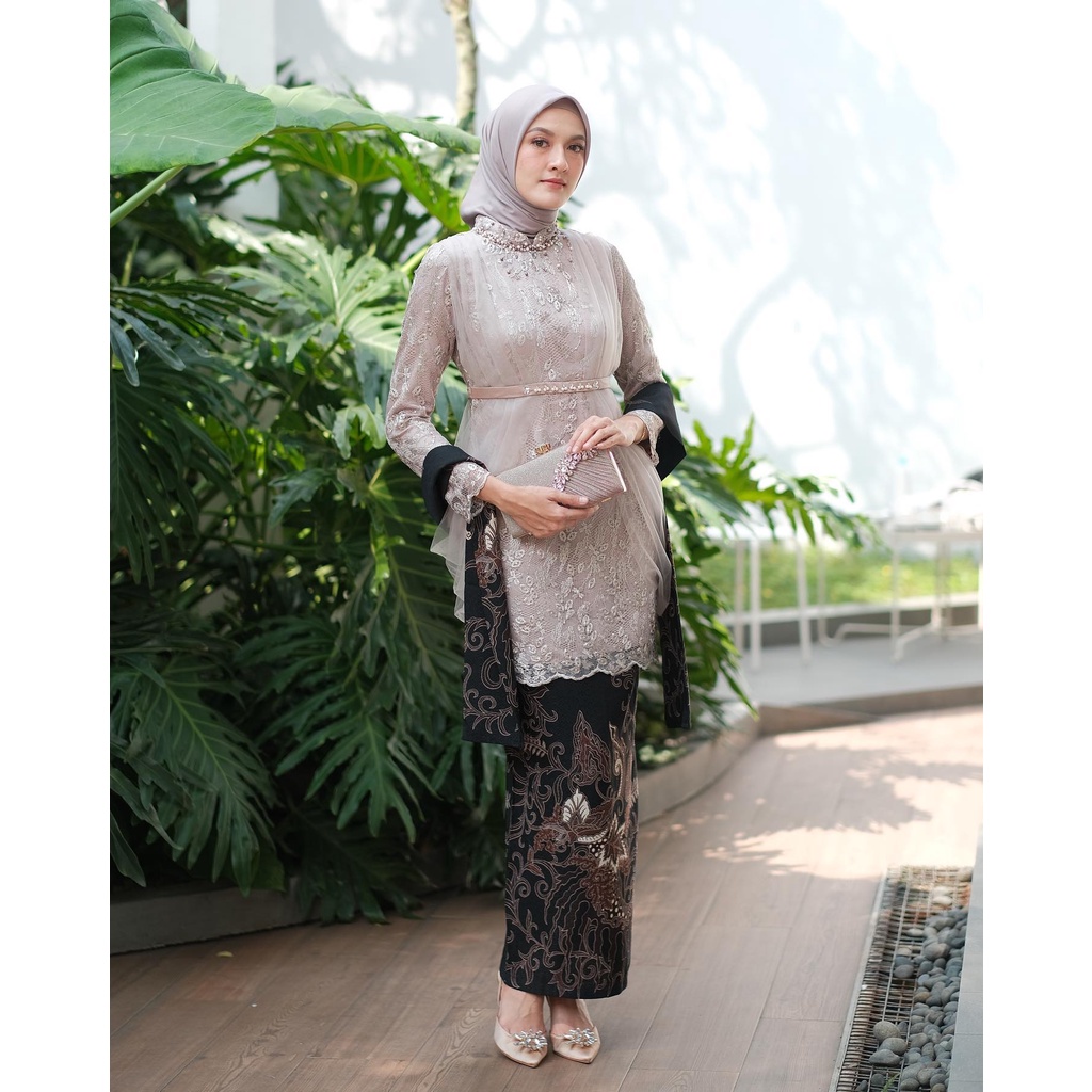 AZKANA BATIK - Kebaya Batik Couple Lalita Brokat Tulle Furing Satin Mix Payet Mutiara Allsize Kemeja Pria Lengan Panjang Size M,L,XL