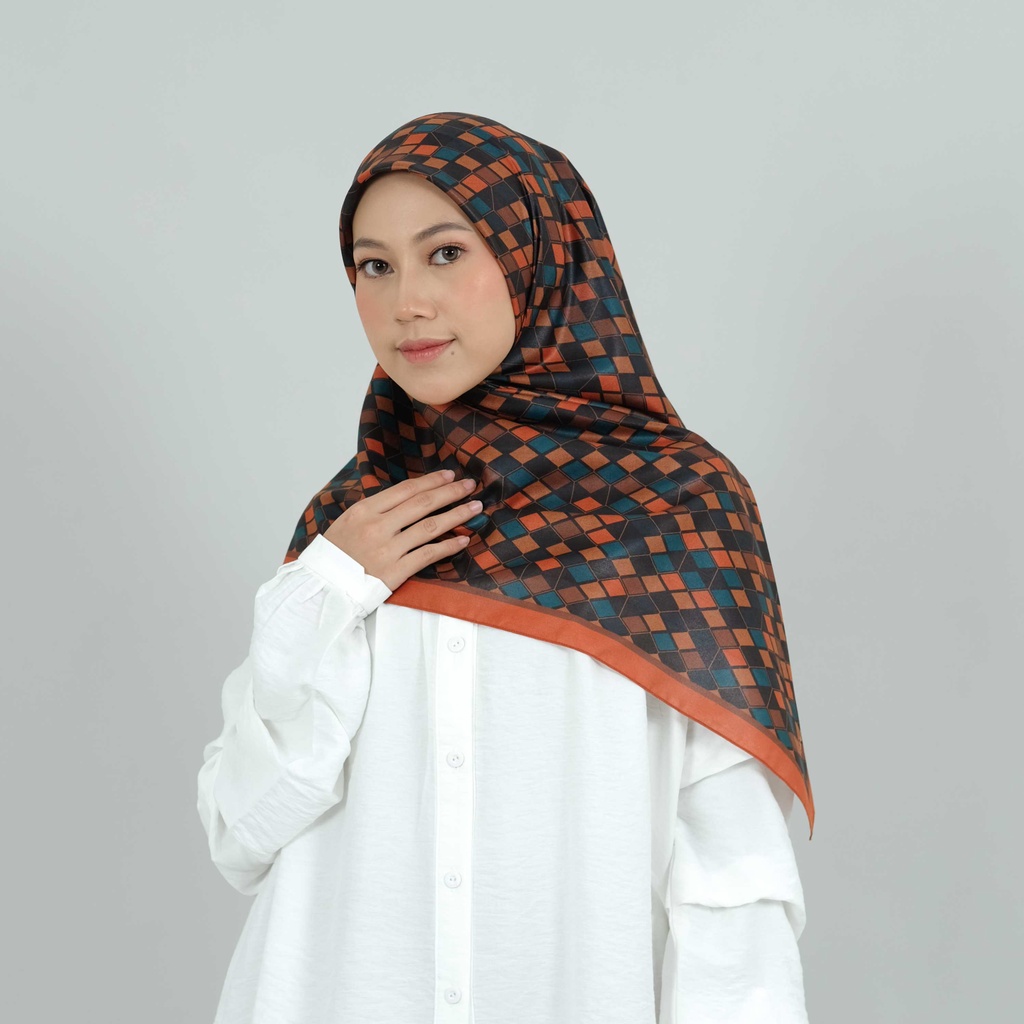 Hijab Motif Segi Empat Deenay X Alya Rohali Carissa Series