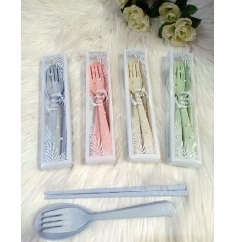 SOUVENIR TRAVEL SET LOKAL KEMASAN MIKA MOTIF SENDOK GARPU SUMPIT