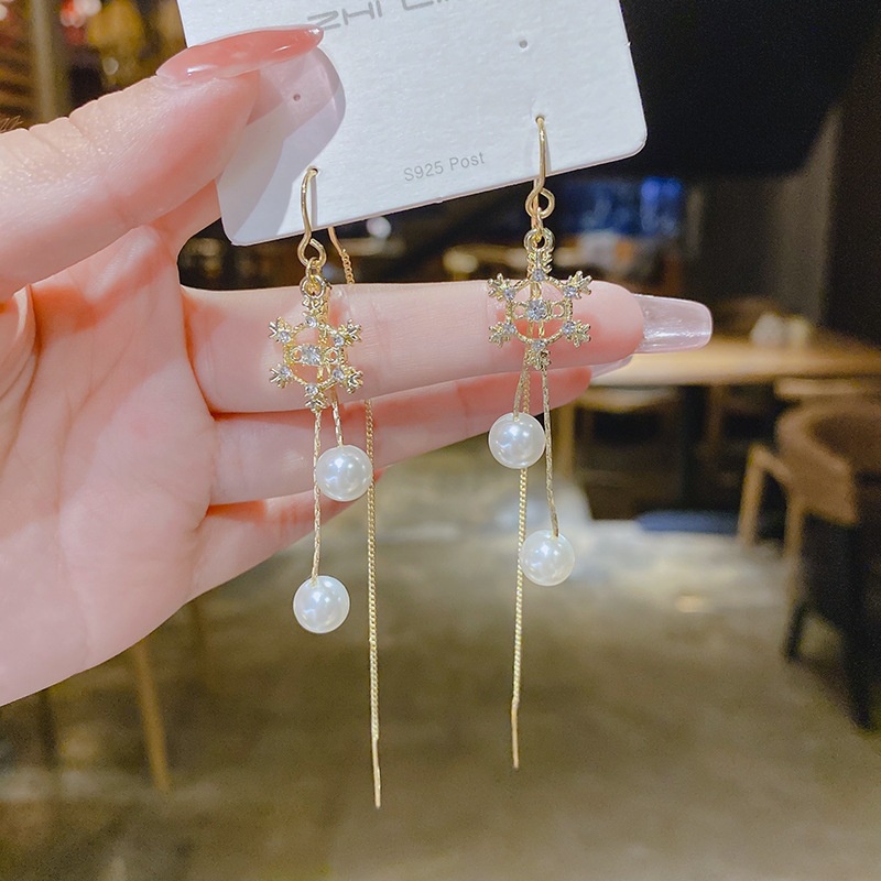 Anting Tusuk Gantung Panjang Desain Snowflake Hias Mutiara Merah Untuk Wanita