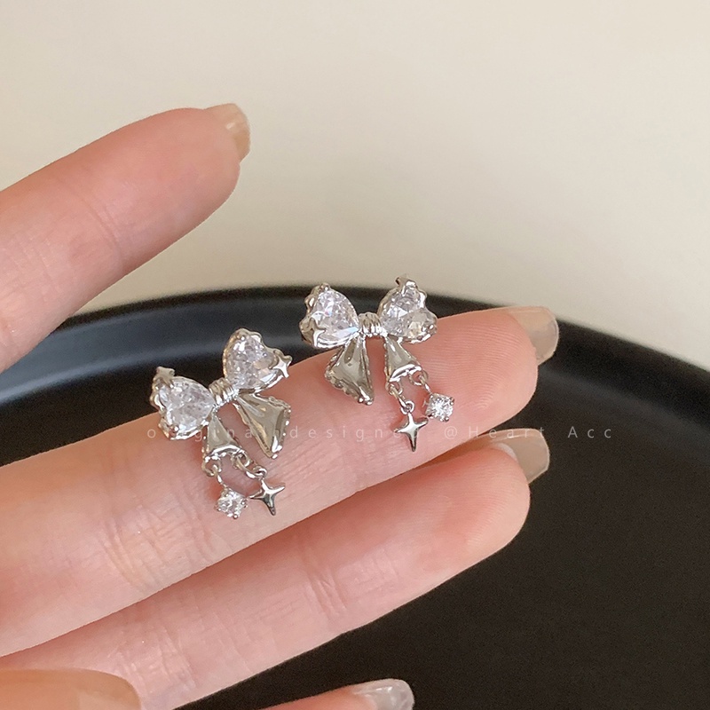 Anting Tusuk Gantung Desain Pita + Bintang Hias Kristal Warna Silver Untuk Wanita