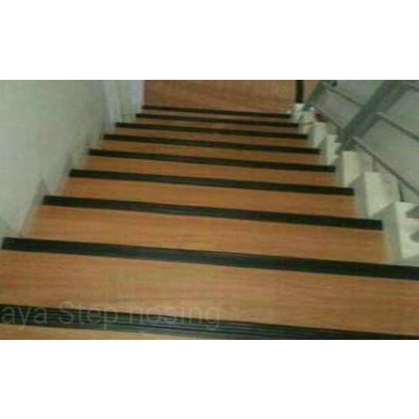 

Step nosing karet / list tangga karet hitam polos murah - anti slip