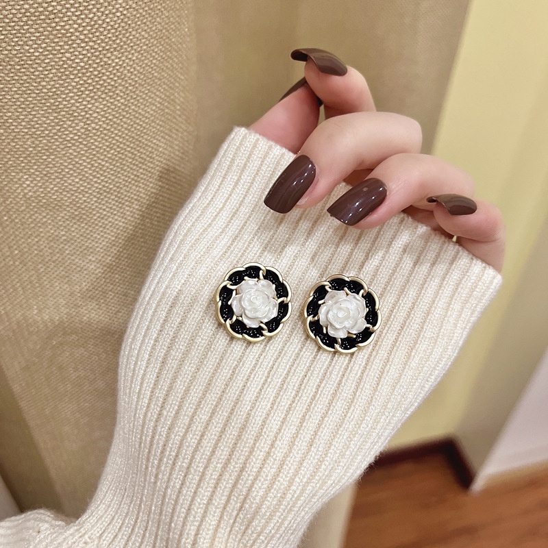 Anting Stud Desain Camellia Warna Hitam Emas Gaya Korea Untuk Wanita