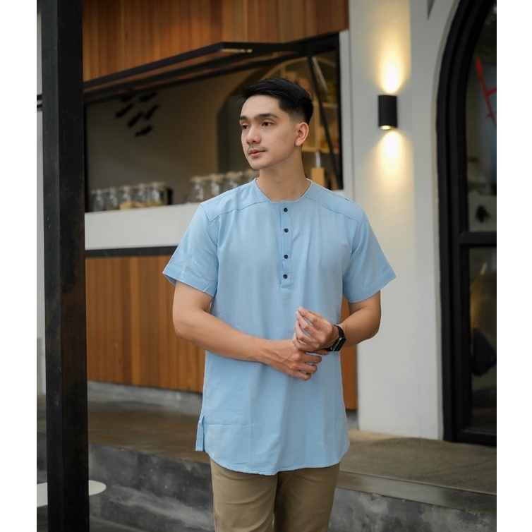 Ondrite Baju Koko Pria Lengan Pendek Katun Polos Linen Crepe Biru Muda