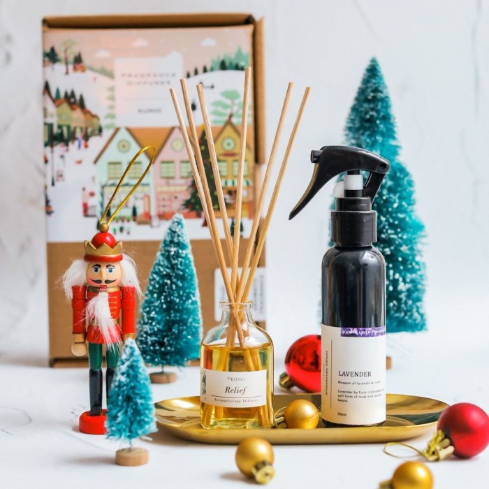 

(COD) Reed Diffuser + Room Spray Christmas Hampers / Hadiah Souvenir Natal