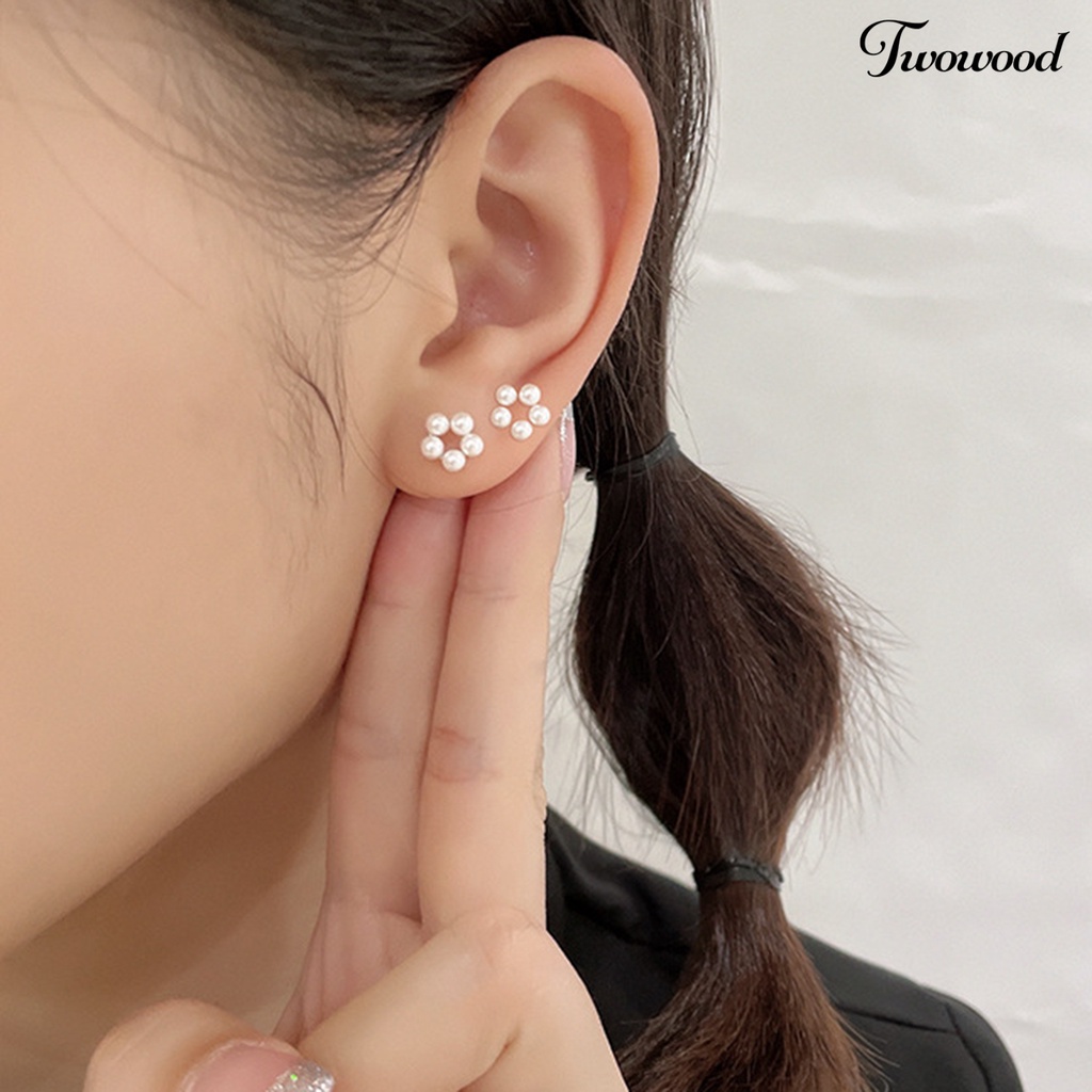 1 Pc Anting Stud Bentuk Bunga Aksen Mutiara Imitasi Bahan Tembaga Tahan Alergi