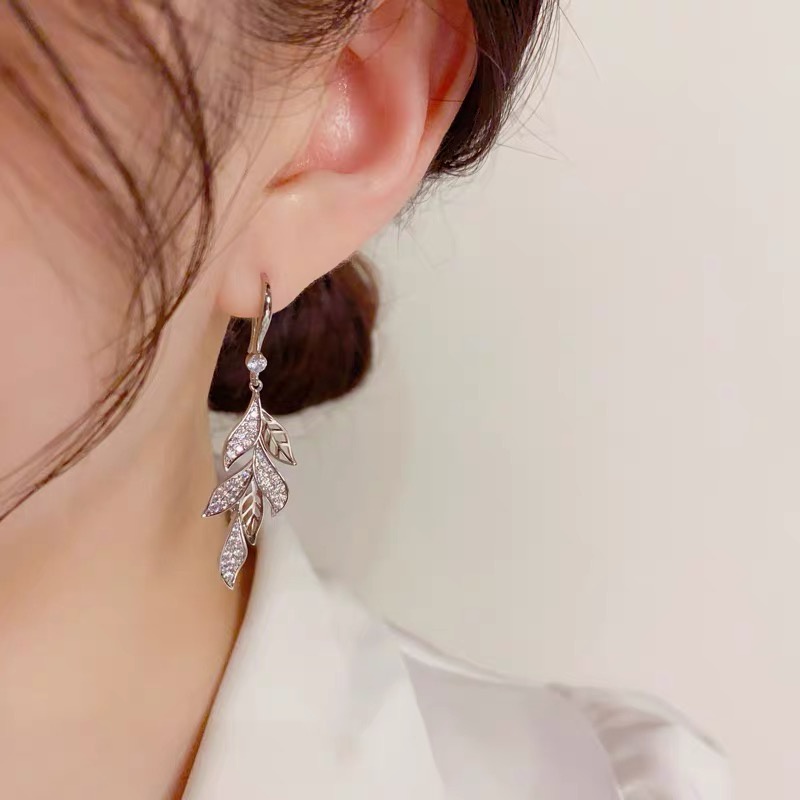 Anting 925 Silver Needle Model Daun Rumbai Aksen Berlian Gaya Korea Untuk Wanita