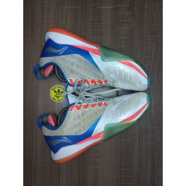 sepatu badminton lining cool shark