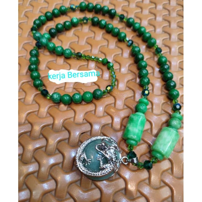 kalung batu giok dengan liontin bulat naga