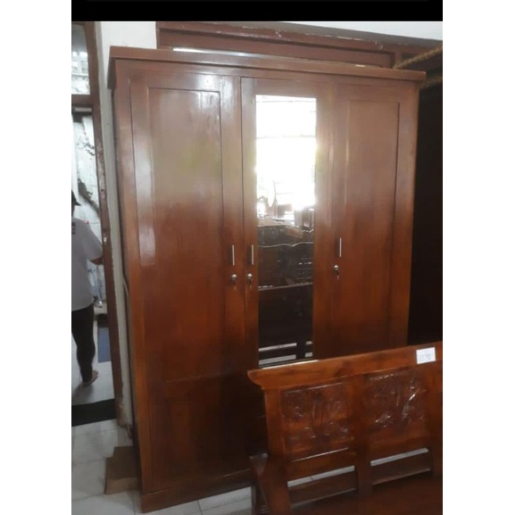 almari 3 pintu kaca