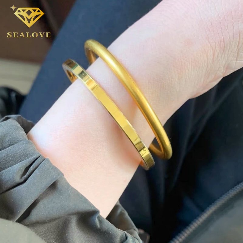 Gelang Bangle Bahan Titanium Warna Emas Gaya Vintage Untuk Wanita