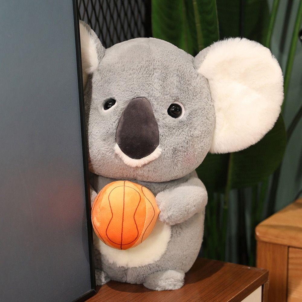 Nickolas1 Sport Koala Boneka Lucu Indah Kualitas Tinggi Simulasi Koala Beruang Boneka Mainan Menemani Boneka Memegang Bola Menghibur Plushie Boneka Boneka Boneka Boneka Binatang