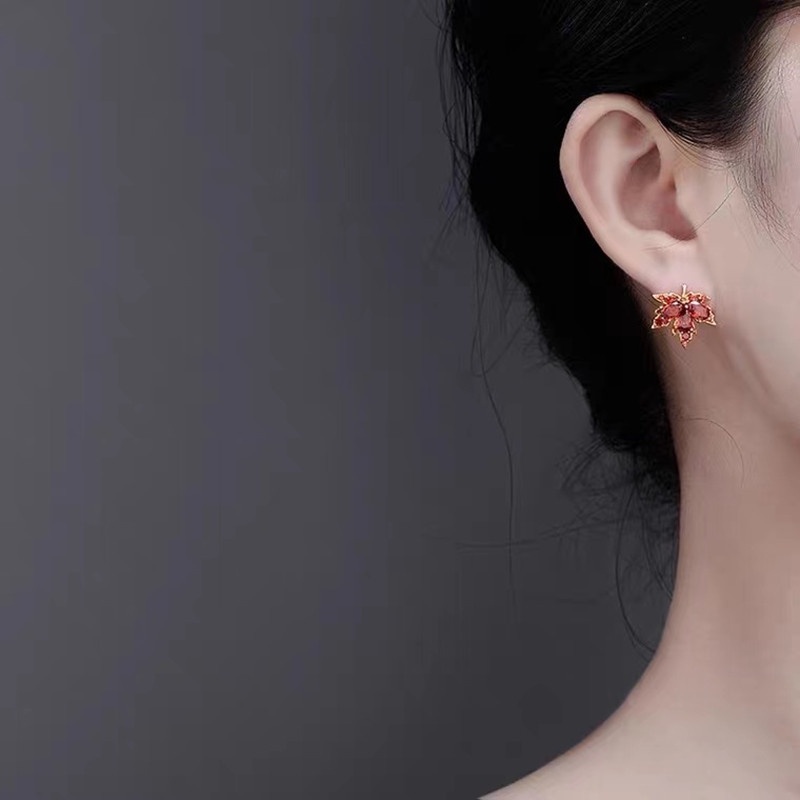 Anting Tusuk Desain Daun Maple Hias Zircon Merah Gaya Koreamewaheleganmewah Untuk Wanita