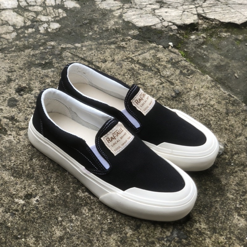 SEPATU SLIP ON RAFTALLE ORIGINAL BLACKLIST