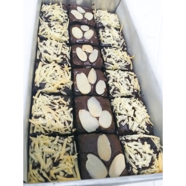 Brownies Fudgy Sekat Toping Keju &amp; Almond (18 potong)