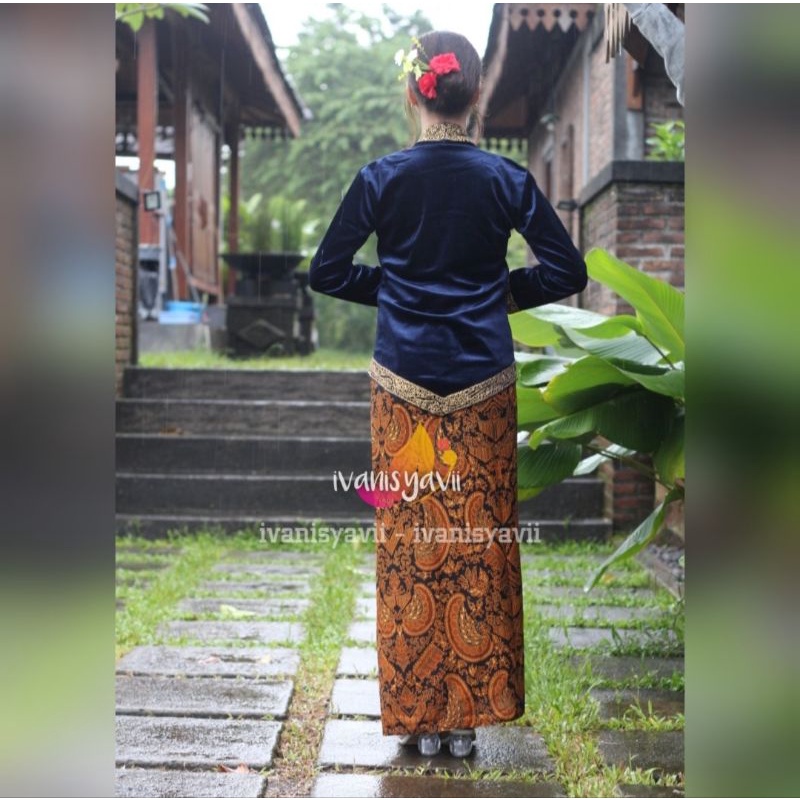 Kebaya Bludru Kutubaru Bordir Cantik / Model Amora - Warna Navy