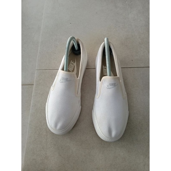 SEPATU NIKE TOKI WNMS WHITE SLIP ON