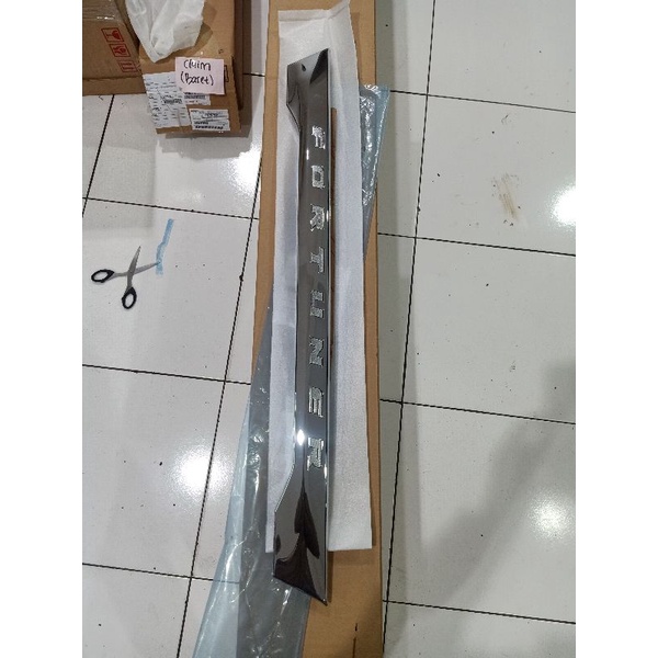 Trunklid List Lis chrome pintu bagasi grand fortuner 2012/2015 original