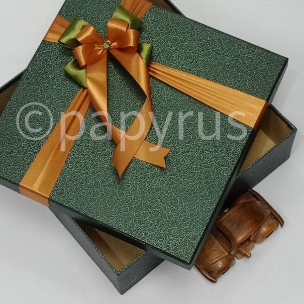 

PAPYRUS 30x30 tinggi 10cm Kotak Kado Gift Box Hadiah