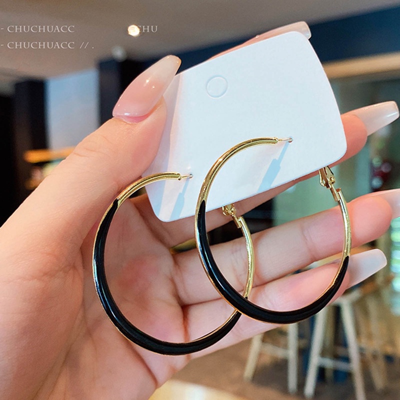 Fancyqube Anting Hoop Besar Enamel Cicle Warna Hitam Putih Untuk Wanita