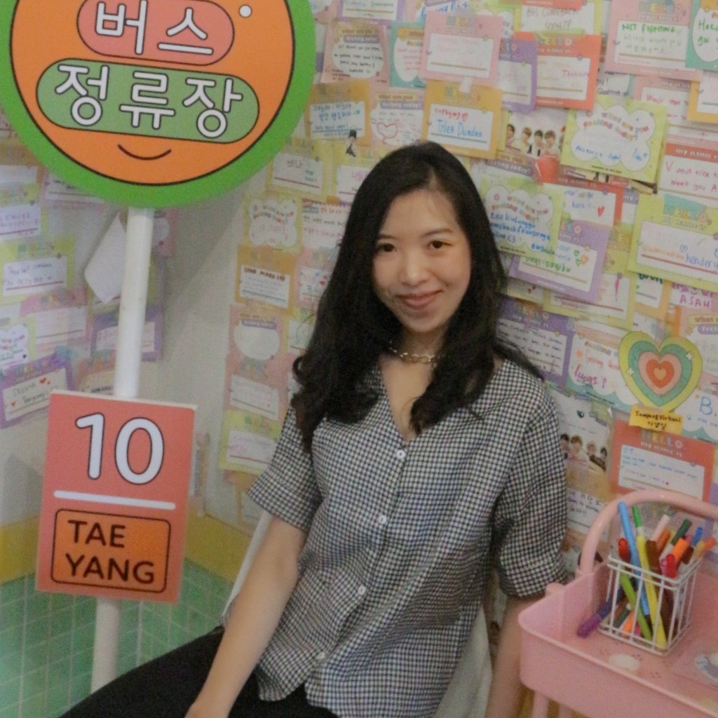 B-815 Crop Top Kotak-Kotak Kerah V