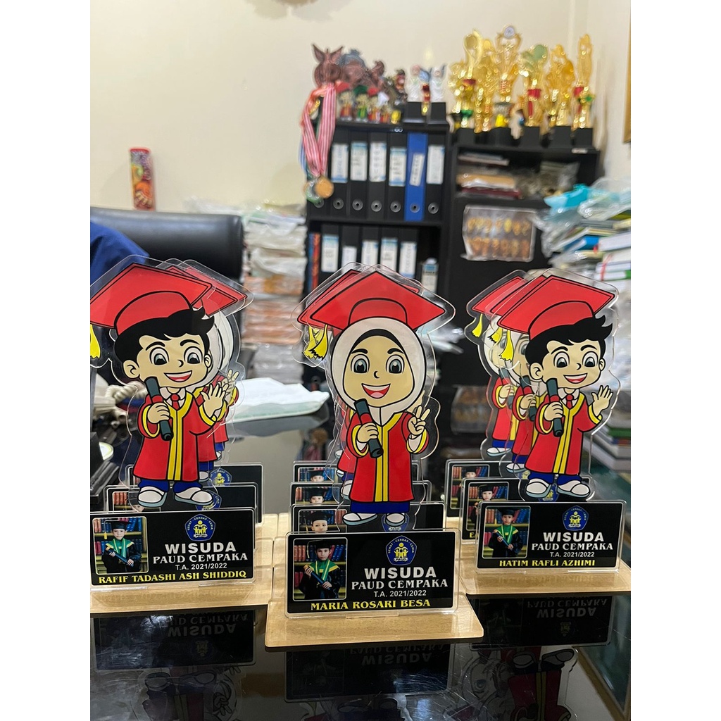 patung wisuda bahan akrilik 2mm free tulisan