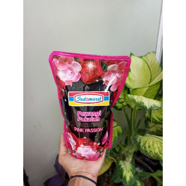 Pewangi Pakaian Laundry Pink  Passion Indomaret 900ml