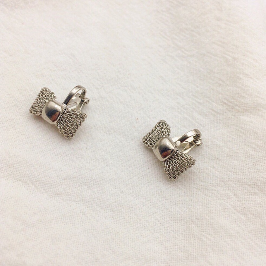 Anting Klip Tanpa Tindik Bentuk Pita Warna Emas / Silver Untuk Wanita