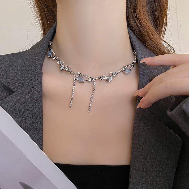 Kalung Choker Rantai Klavikula Desain Bunga Rambat Aksen Kristal Permata Warna Silver Gaya Korea Untuk Wanita