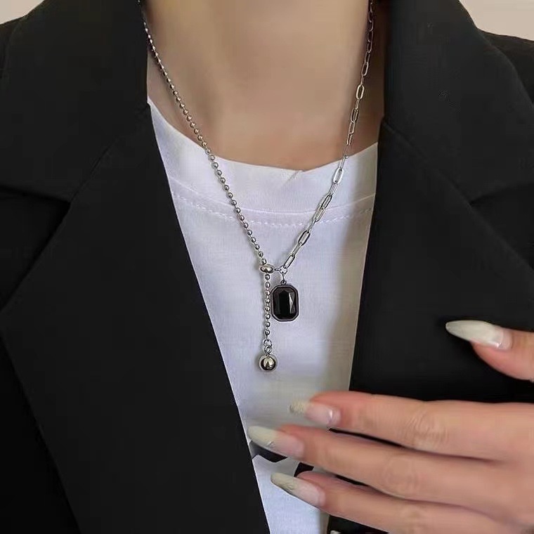 Kalung Rantai Liontin Persegi Hias Kristal Zircon Imitasi Bahan Alloy Warna Hitam Untuk Wanita