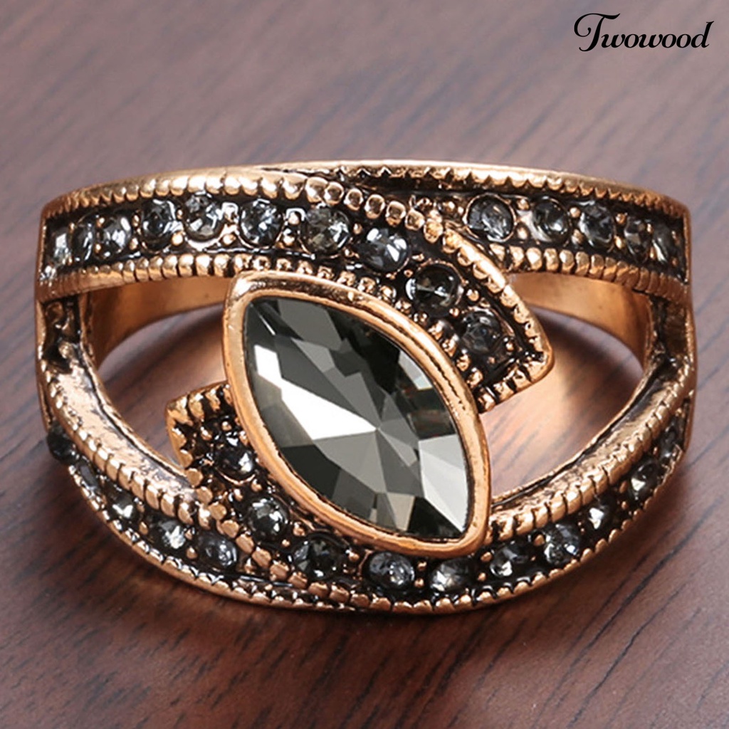 Cincin Wanita Model Hollow Out Bahan Cubic Zirconia Gaya Vintage Untuk Pernikahan