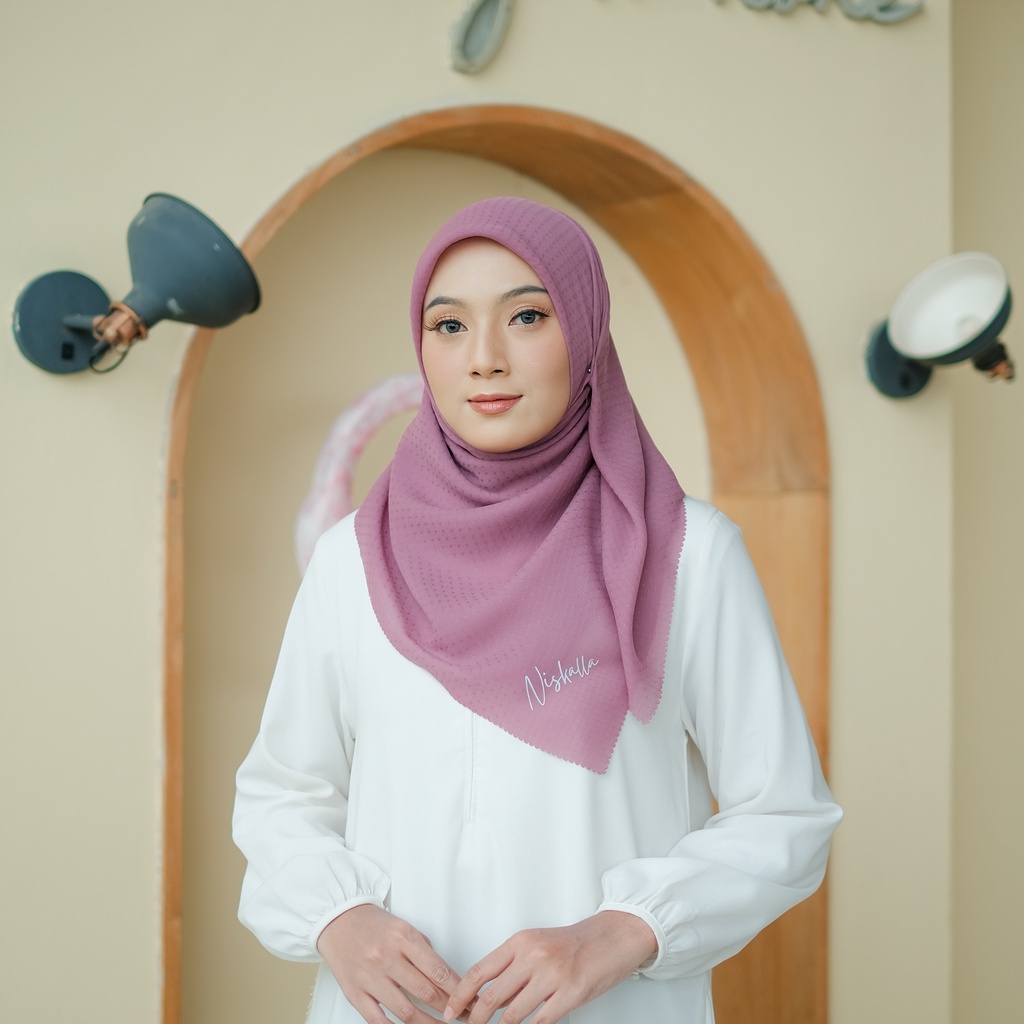 Niskalla Hijab Segi Empat Tekstur Polos Laser Cut / Jilbab / Kerudung / Voal Tekstur Warna Purple Li