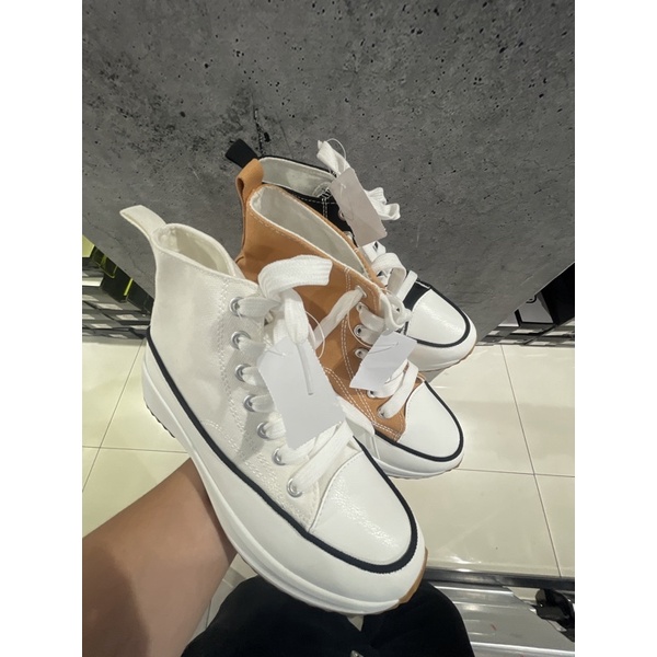 SEPATU BOOTS WANITA MERK LOOKS TERBARU