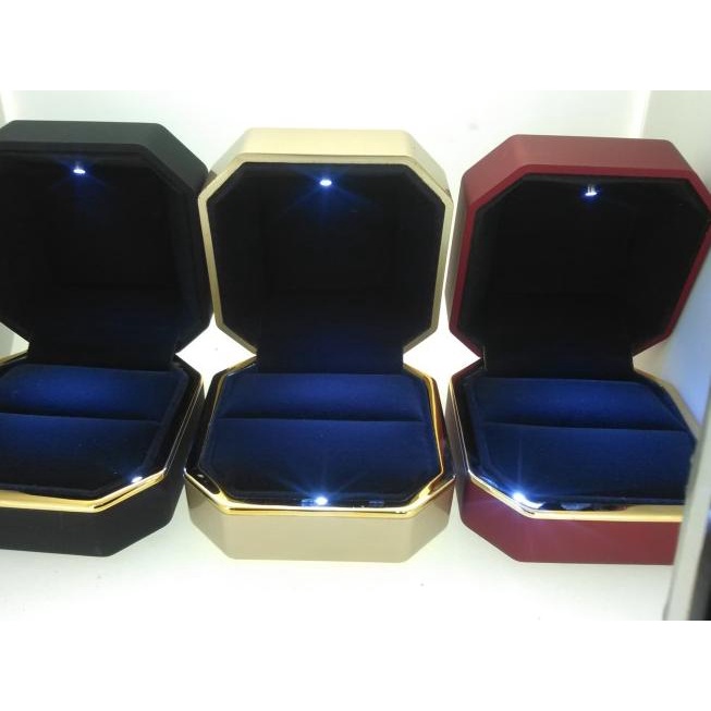 

Kotak Cincin Gold - Hitam