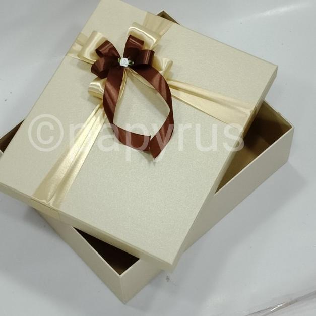 

Papyrus 25x30cm Tinggi 10cm Kotak Kado Gift Box